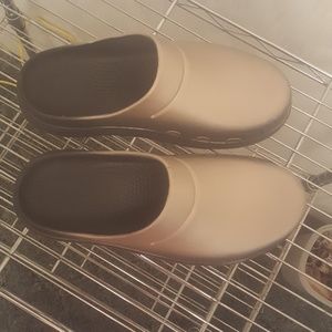 Oofos slides